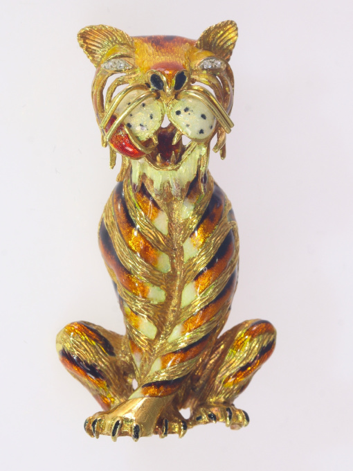 Amusing typical Fifties gold animal brooch enameled tiger with diamond eyes by Artiste Inconnu