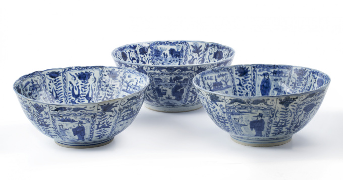 Three large Chinese blue and white ‘kraak porselein’ bowls by Artista Sconosciuto