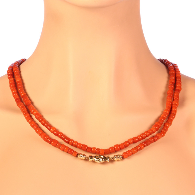 Victorian antique Dutch coral necklace with gold holding hands as clasp by Artista Sconosciuto