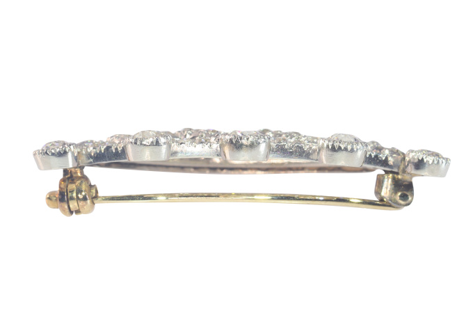 Vintage 1920's Art Deco platinum brooch presenting a crown set with diamonds by Artiste Inconnu
