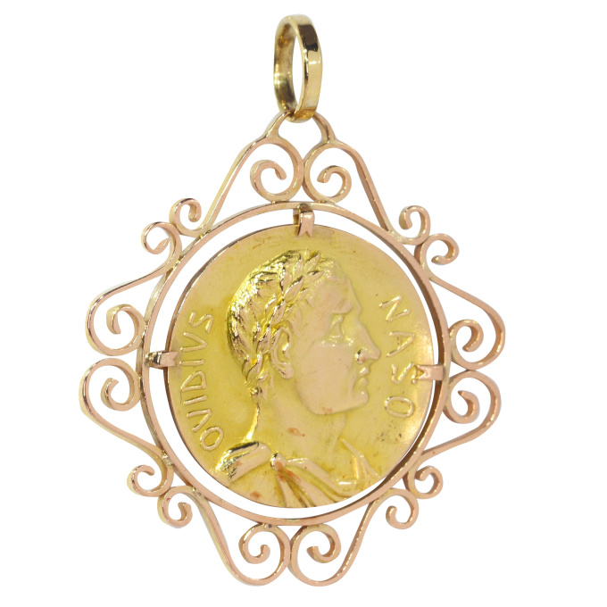 Antique gold medal with the face of Ovid, one of the three canonical poets of Latin literature by Onbekende Kunstenaar