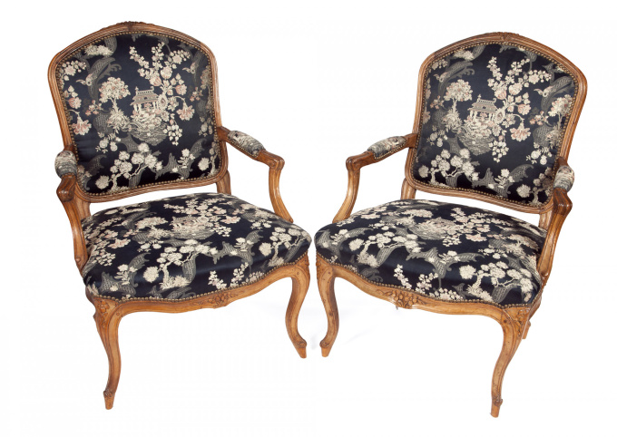 Pair of French Louis Quinze fauteuils with chinoiserie upholstery by Artista Desconhecido