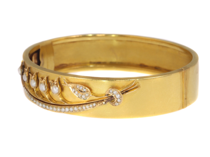 Antique gold bangle with lily of the valley motive by Unknown artist
